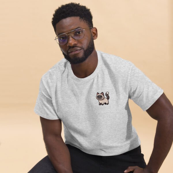 a man wears tonkinese cat t-shirt